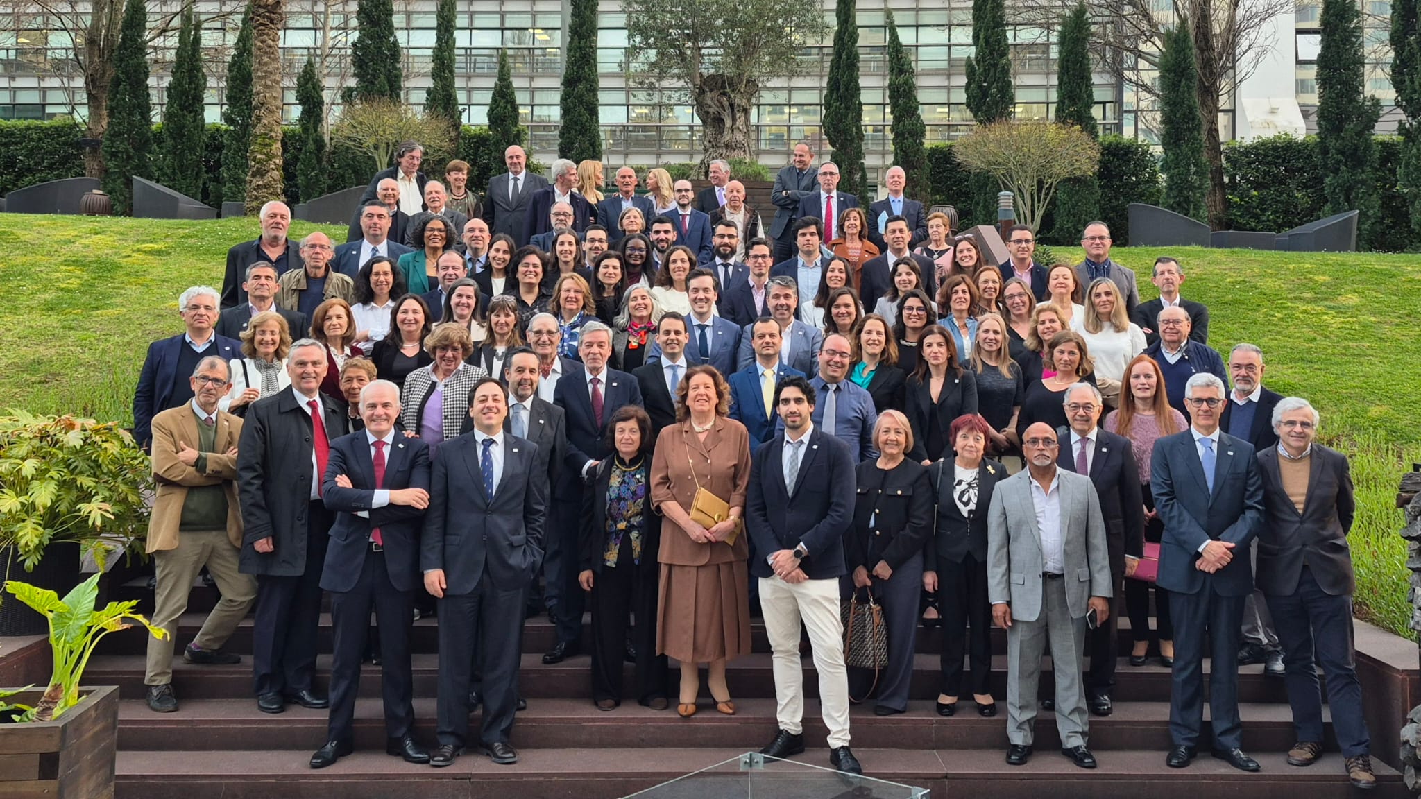 Foto de grupo de vários funcionários da IGF tirada no exterior numa escadaria